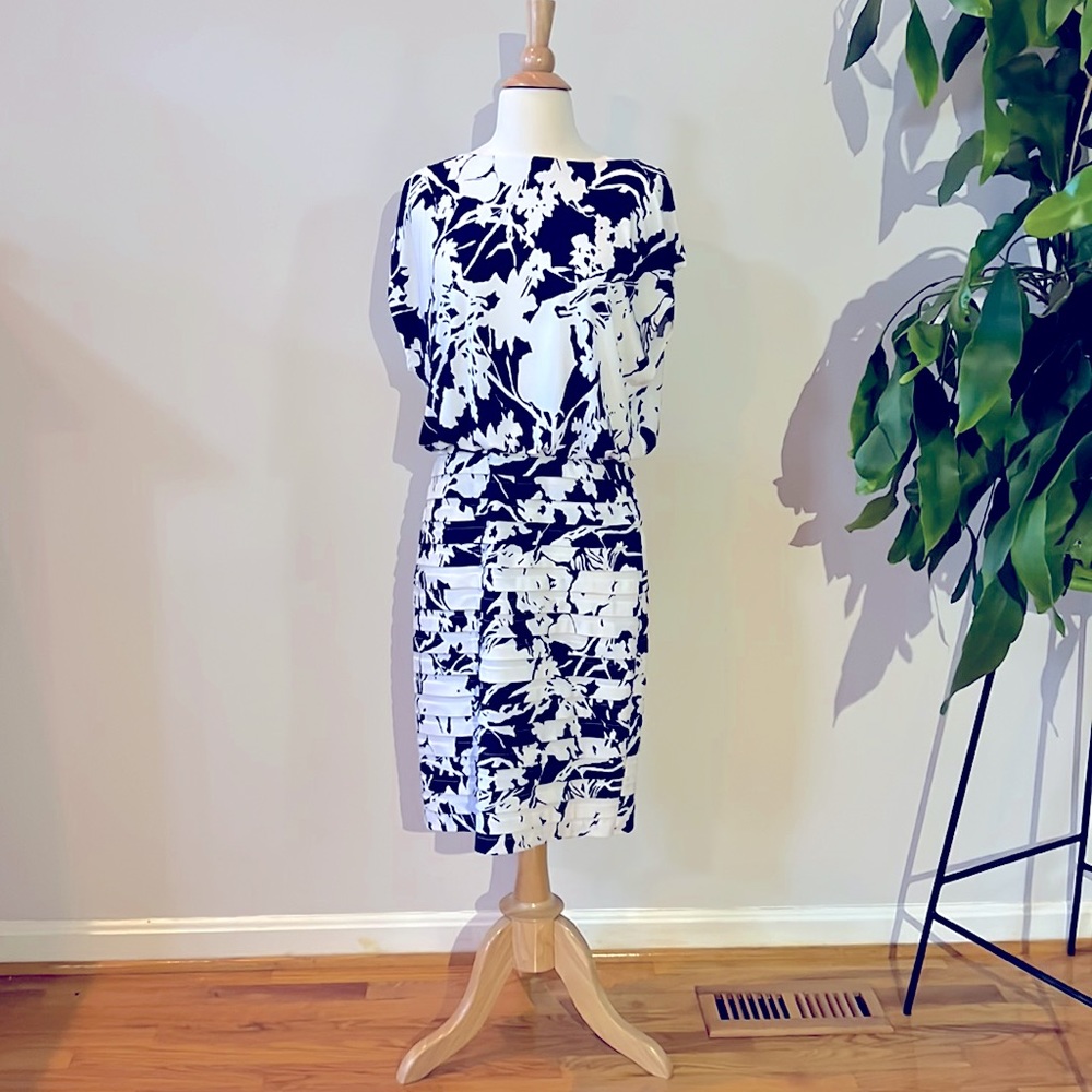 EUC Adrianna Papell Navy/ White Floral Dress